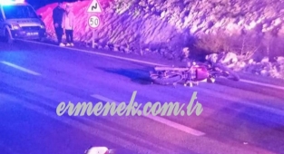 Motorsiklet öğrencilere çarptı