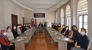 BAŞKAN ZORLU EŞİ İLE 8 MART DÜNYA KADINLAR GÜNÜNÜ KUTLADI