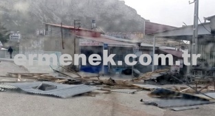 Şiddetli rüzgar çatıları uçurdu