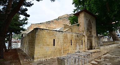 Tol Medresenin etrafındaki ağaçlar kesiliyor