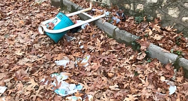 Zeyve Pazarında her yerde çöp var