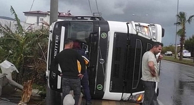 Anamur'u hortum vurdu,araçlar devrildi