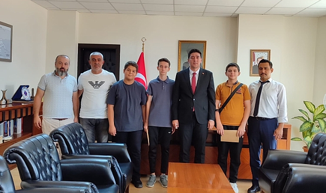 ERMENEK'TE LGS'DE DERECEYE GİREN ÖĞRENCİLER KAYMAKAM ERDOĞAN'I ZİYARET ETTİ.