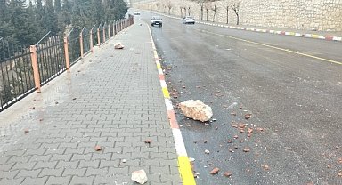 ERMENEK’TE KAYA DÜŞTÜ, SORULAR HAVADA KALDI: İNSANLAR TAŞINDI AMA TEHLİKE YERİNDE DURUYOR