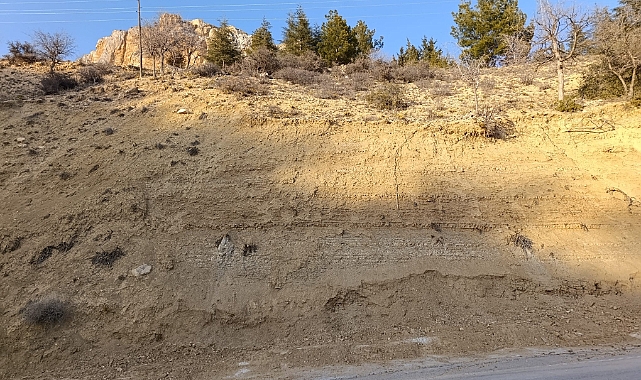 Ermenek’te Mezarlık Alarm Veriyor: Toprak Kayması Tehlikesi Büyüyor