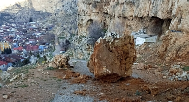 Keben Mevkisinde Yola Kaya Düştü