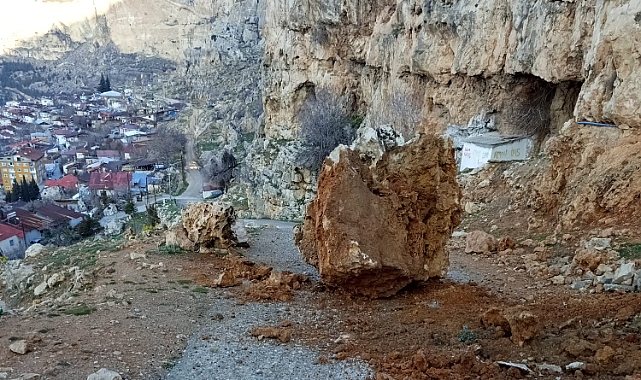 Keben Mevkisinde Yola Kaya Düştü