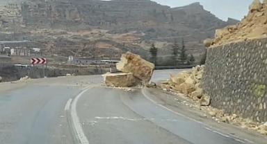 Sarıveliler Konya Yoluna Büyük Kayalar Düştü