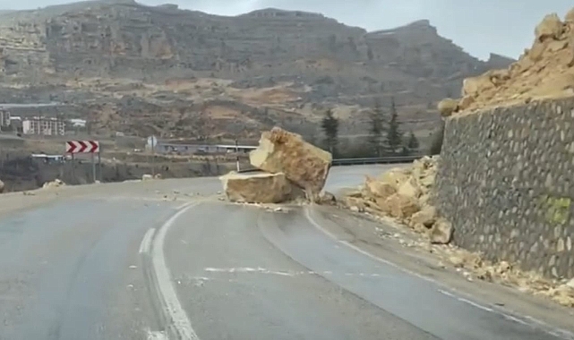 Sarıveliler Konya Yoluna Büyük Kayalar Düştü