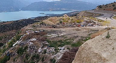ERMENEK'İN KARTPOSTALLIK MANZARASINDA ÇÖP UTANCI!