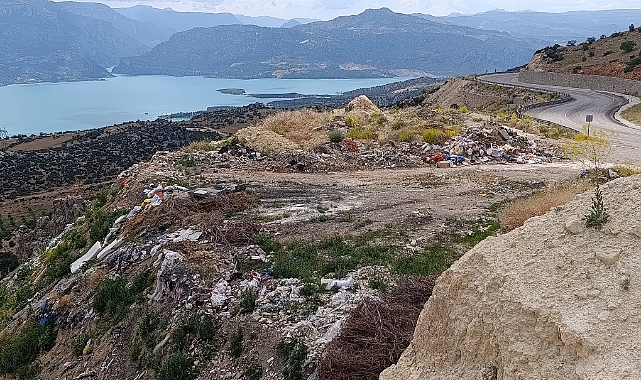 ERMENEK'İN KARTPOSTALLIK MANZARASINDA ÇÖP UTANCI!